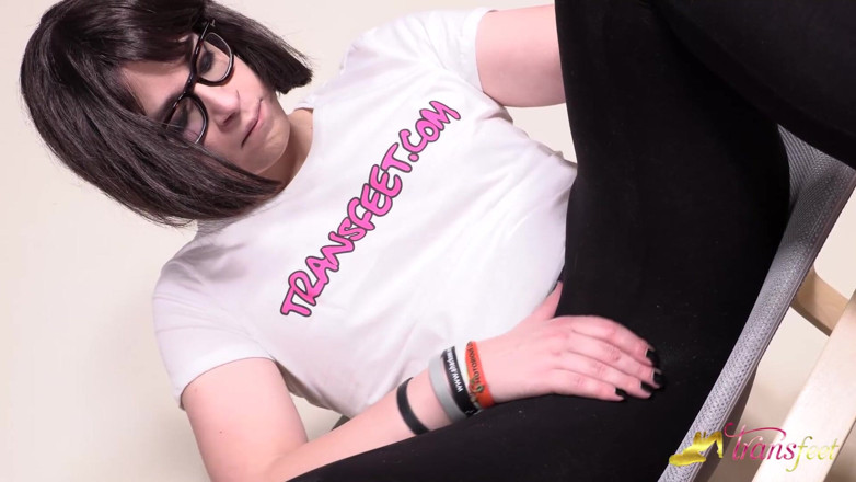 Trans and Cross-Dressers Feet: Transexual se masturba y luego mea en un vaso