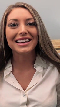 Kayley Gunner, agent immobilier, déshabille ses gros seins - chevauchage de chatte rasée et éjaculation dans le cul