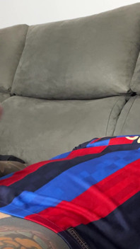 Knappe Spanjaard masturbeert in het Barça-shirt