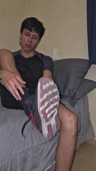 Suando depois do treino, sinto cheiro nas axilas e me masturbo