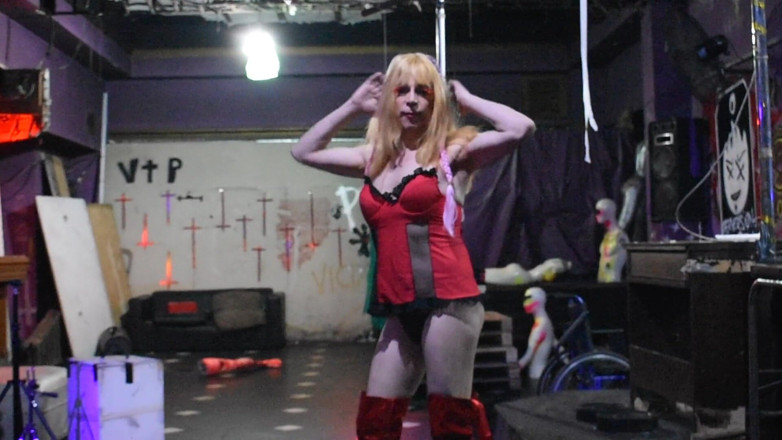 Dildo Man and Cross Hard Sex: Si blonde yang sangat jalang dengan pantat yang hebat!