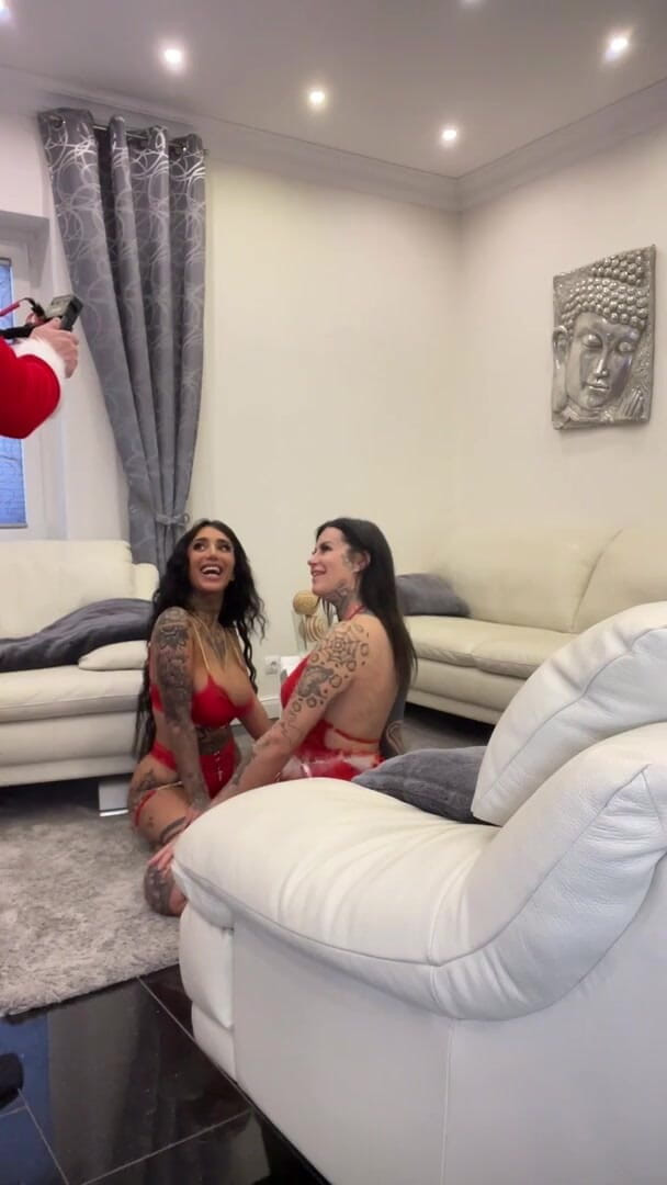 TYRARIDE: Tätowierte MILFs arbeiten zusammen, um den weihnachtsmann zu befriedigen