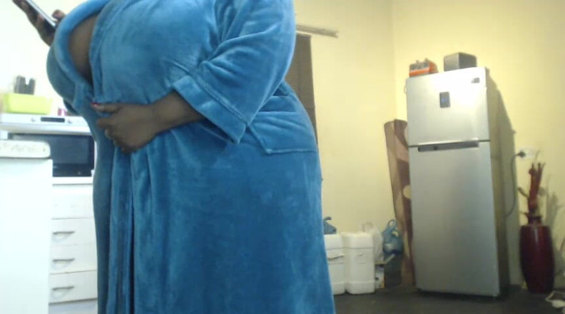 Legendary Booty Overdose: Bella donnona arrapata essendo cattiva nelle sue corde sexy