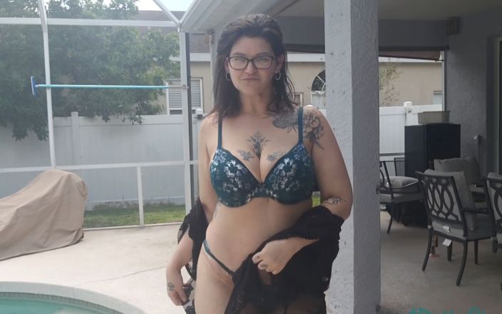 PsiloSiren: La miLF mora PAWG si spoglia e cammina nuda