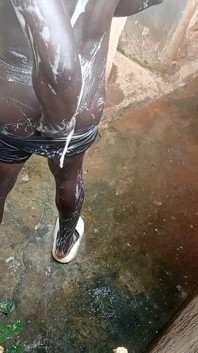 As habilidades de masturbação com tesão desse negro o levaram a querer gozar em todos os lugares do chão