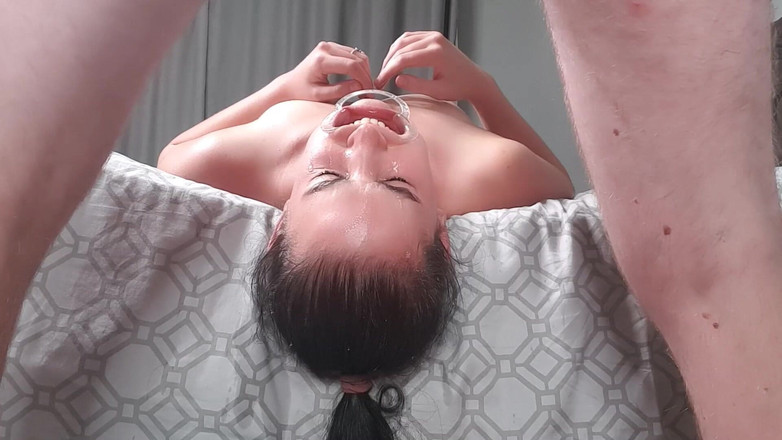 domslutfucker: Dívka pije chcanky vzhůru nohama s zatahovačem rtů