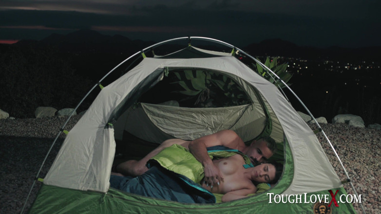 ToughLoveX: TOUGHLOVEX - Karl kampuje z Kylie Rocket