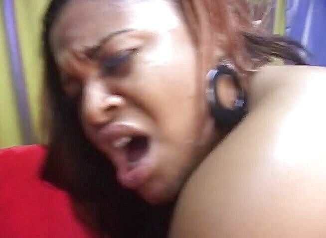 Black Jass: फिशनेट स्टॉकिंग पहनी बड़ी गांड वाली साँवली कुतिया बड़े काले लंड द्वारा चूत को तबाह कर रही है