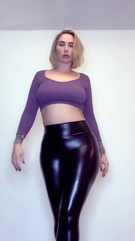Rabuda dominatrix Paige Turnah quer que você punhe seu pau enquanto ela brinca com você em leggings de look molhado não gozam até o fim