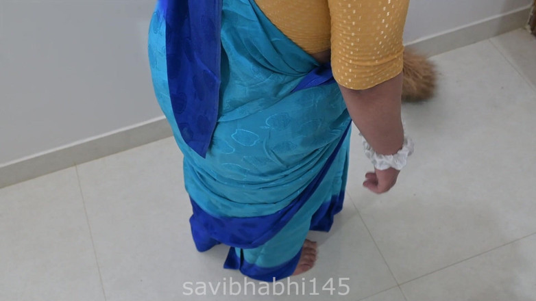 savithabhabhi: Asiática mucama pajeando la polla del dueño