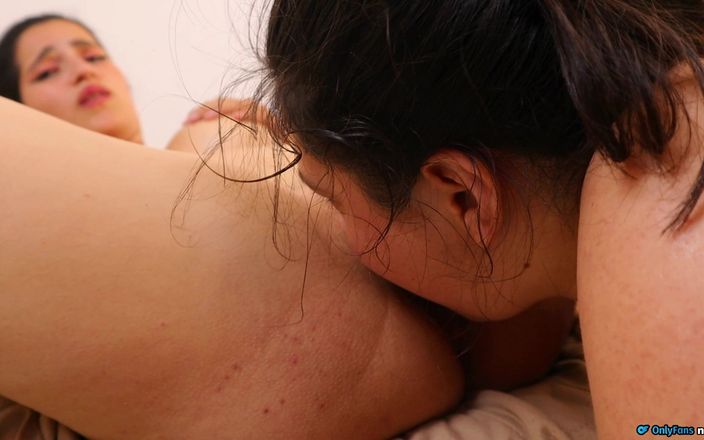 Incognita: Azgın büyük memeli kadınlar orgazm olana kadar vajinalarına masaj yapıyor