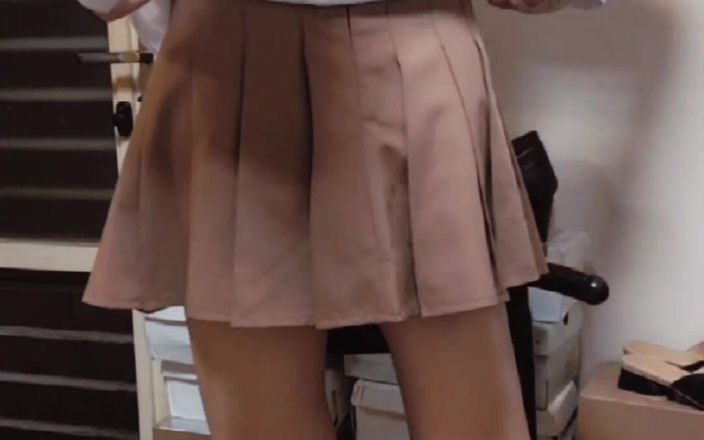 Taiwancdgirl: Üniversiteli kız mini etek ve göt tıkacı.