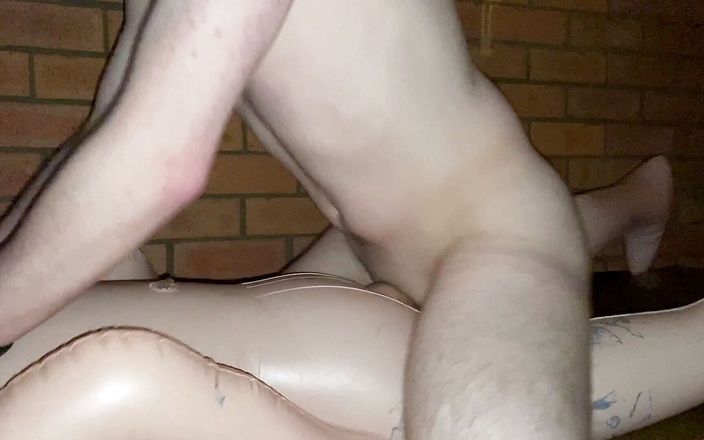 Aussie bi boy: 硬娃娃操逼在水床上，射精很好