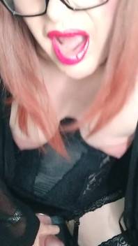 Trans děvka si hraje a stříká