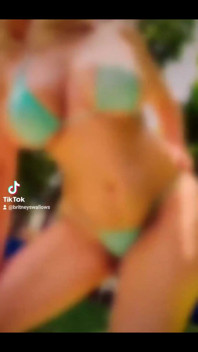 Ich im exhibitionistenmodus, ich trage meine blauen Microkini im park