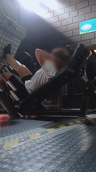 Saya pergi ke gim dan akhirnya melancap di bilik air pepek berbulu saya
