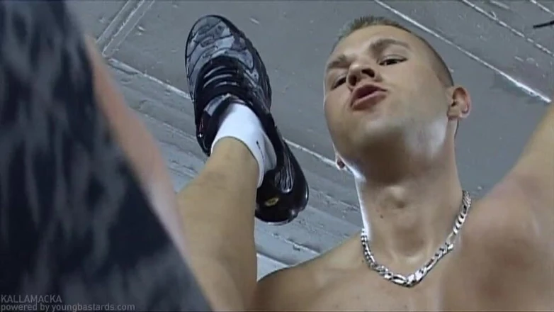 Young Bastards: Futai dur în garaj