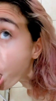 Pití čůrací žluté a polykání spermatu - Koupelna