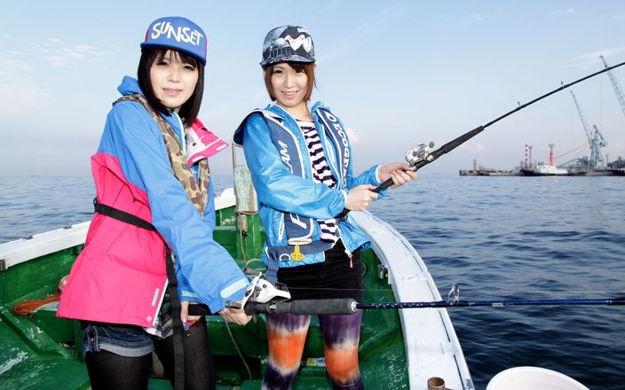 Go Sushi: 18 yaşındaki iki ateşli kız japon oyununda arabada ve teknede...