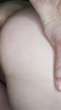用坚硬的鸡巴后入式操了一个熟女的甜美阴户