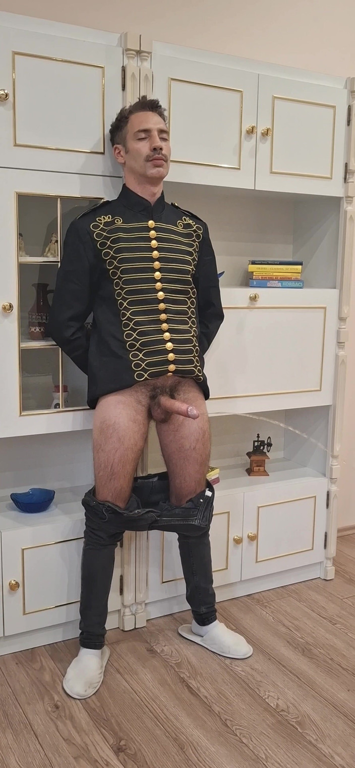 Dexterxxlfun: Tommaso. Papà succhia il giovane cazzo. Pisciare dopo cím.