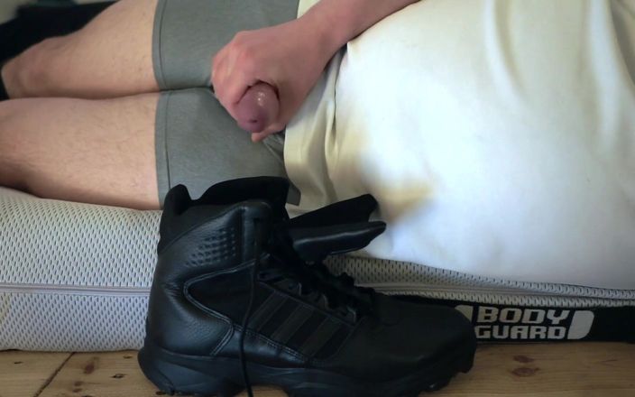 SmellySneakerSniffer: Klaarkomen in mijn adidas gsg 9 laarzen