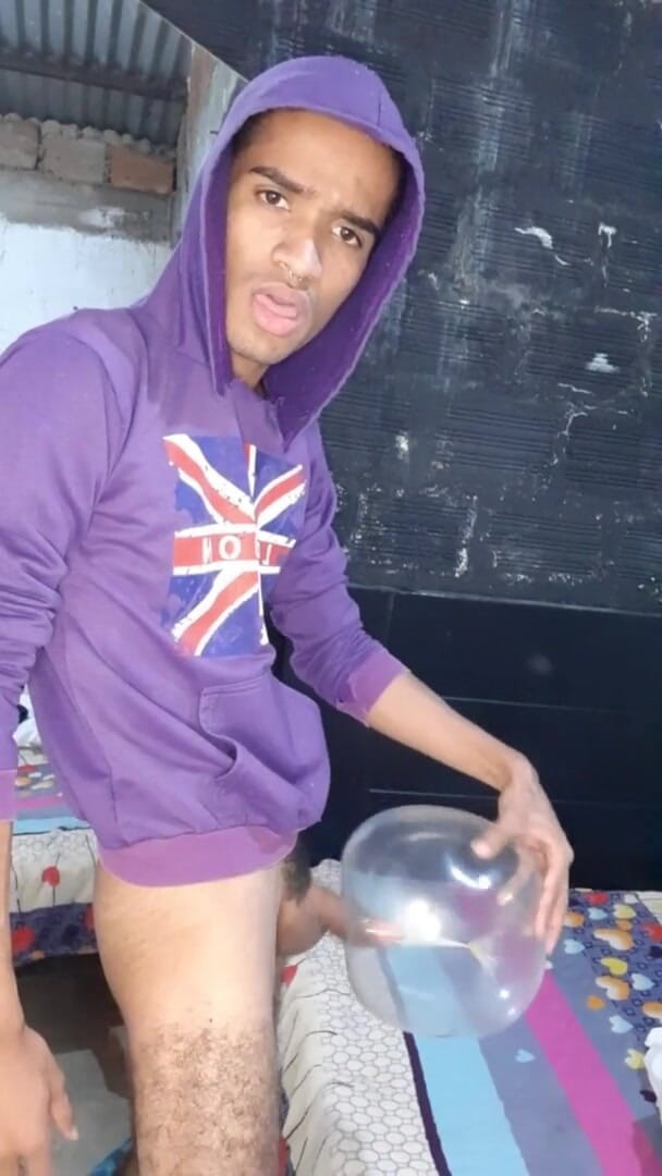 vergar4_daviid: Jonge man masturbeert met opgeblazen comdon