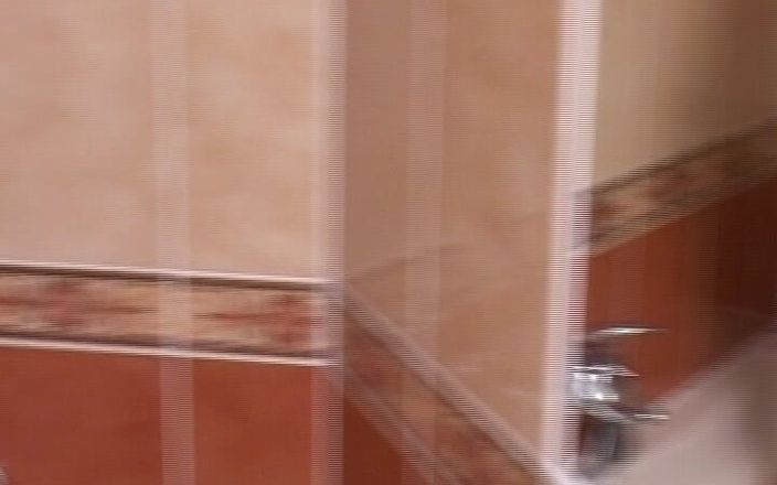 Deutscher hardcore: Deutsche schlampe bekommt nach heißem fick im badezimmer eine gesichtsbesamung