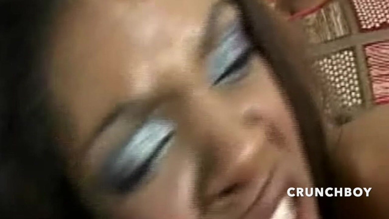 Bitch Girl Video: Slut scopata da Uin Ejune Latino muscoloso e tatuato