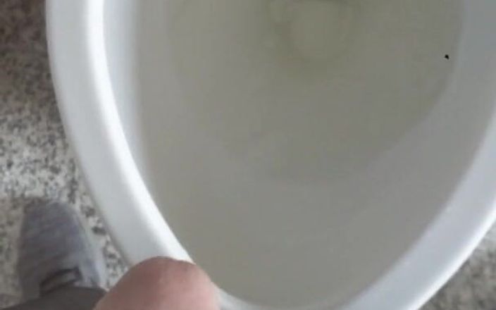 Russie Goodboy: Cậu bé chưa cắt đi tiểu trong nhà vệ sinh