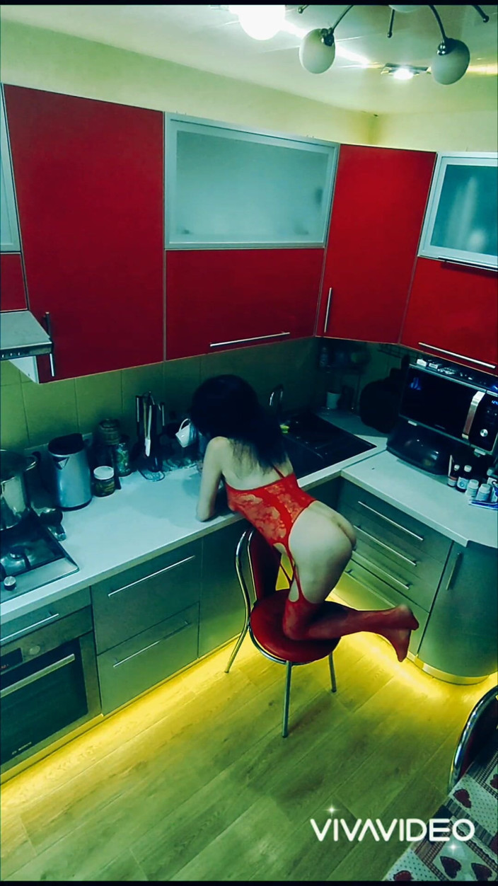 Hotlia: 모든 체위로 부엌에서 따먹히는 에로 바디수트를 입은 아름다운 날씬한 마누라