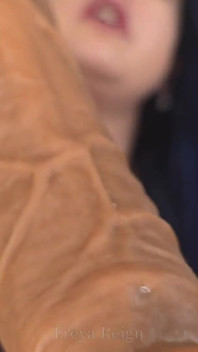 키스하는 소년에게 잡힐 때 교훈을 가르치는 계모