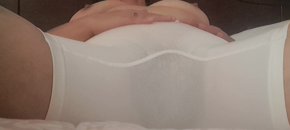 Mommy big hairy pussy: MILF, ve velkých kalhotkách a její kundička je označena