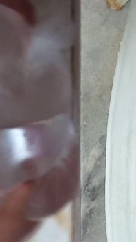 Sólo hra ve sprše s realistickou sexuální hračkou | POV masturbace