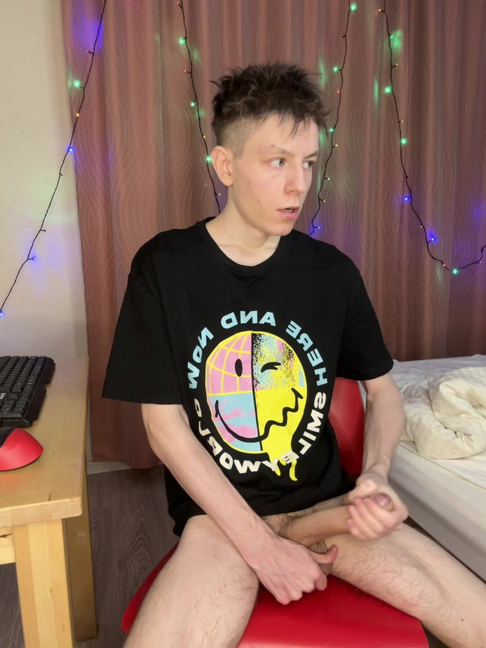 Morflot24: Punheta rápida no dormitório faz pau de 23cm esguichar em todos...