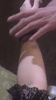 Gefesselte brünette MILF erträgt heißes wachs und grobes ficken