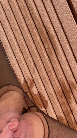 Josefine Schmied: Kencing di balkon di bawah sinar matahari