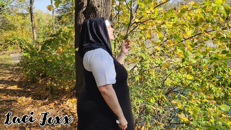 Foxx Denn Studio: Une nonne enceinte fume