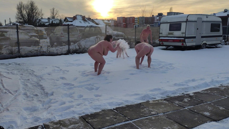 Bastet: Свингеры. Две замужние пары играют в снегу голышом. женщины писают в снегу, а мужчины лижут это.