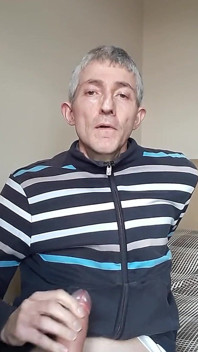 Masturbándose en top de chándal.