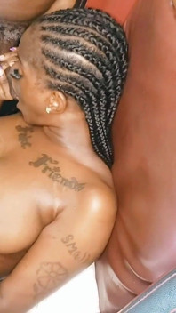 Coño misionero extendiéndose en los muebles de lujo la folla duro hasta que sus piernas tiemblan en el orgasmo por 2 bbc africanos