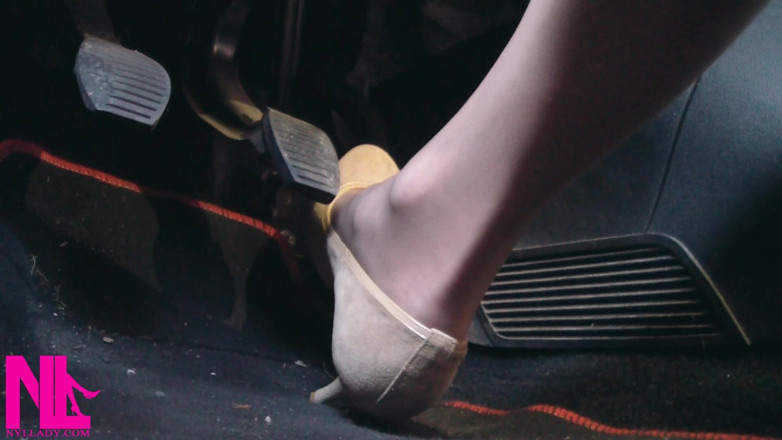 Nyllady: Schnell fahren in Beige Pumps auf dem Weg zum Flughafen