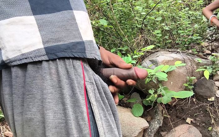 Poonambhabhi village: La calda Bibi Jangl si affaccia sul video.