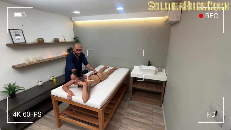 SoldierHugeCock: Kamera keamanan tukang pijat cuckold creampie dengan istri mudanya