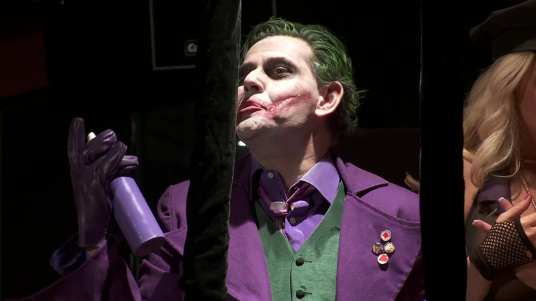 CBD Media: Batman joker et catwoman font une orgie dans le club.