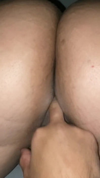 내 손에 시오후키하는 밀프, 그녀의 핫한 액체가 나를 흥분