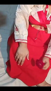 Desi betrügende ehefrau im rot-weißen kleid, selbstgedrehter sex hindi audio
