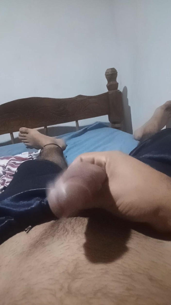 Cute boy jerks off: Komşu karısıyla yumuşarken uzanan adam mastürbasyon yapıyor