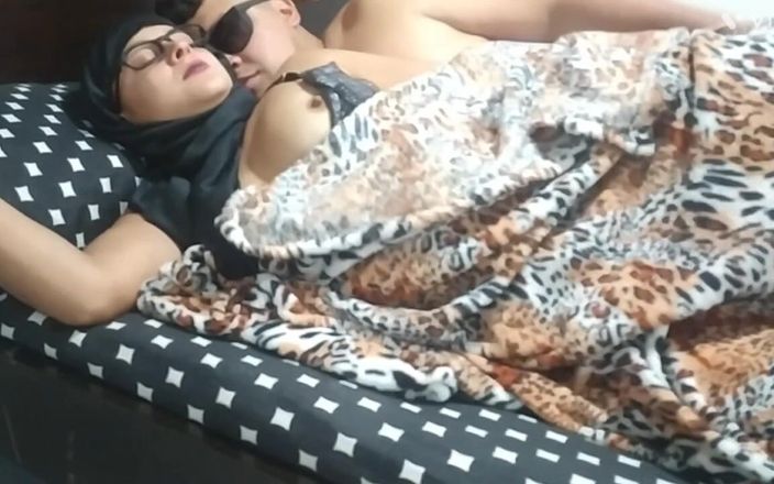 1lindapareja: Tôi thuyết phục chị kế của tôi đụ cô ấy ngay khi...