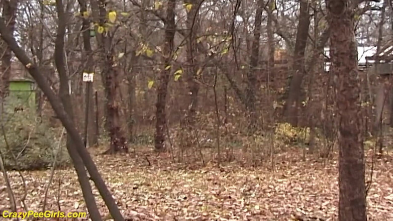 Crazy pee girls: 公園でおしっこをしている若いひよこ